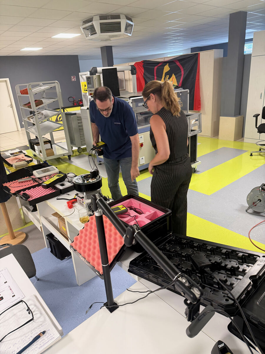 Hands-on am ESD-Messplatz während der Schulung
